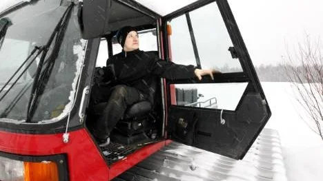 Att vara proffsförare på snöskoter innebär mycket mer än bara tävlingar. Fråga bara Emil Öhman, som tillsammans med sina syskon turas om att preparera träningsbanan i Tvärån.