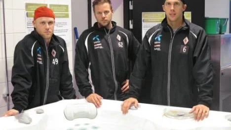 Tre Piteåkillar - Niklas Johansson, Micke Aaro och Anders Grönlund - gör allt för att undvika en djupdykning med landets kanske mest hårdsatsande division I-klubb, Karlskrona. Laget, där backen Aaro toppar den interna poängligan, är satt under stenhård press och spelar en måstevinna-match hemma mot Olofström ikväll.