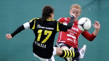 Nej, AIK lyckades inte knocka Piteå IF, även om det ser ut som om Anna Westerlund åker på en snyting. Piteå IF spelade i sina gul-svarta ställ i första halvleken men fick byta till sina röda i andra.