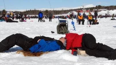 Mikael Stenlund och Anna Lundberg från Piteå tar fisket med ro.