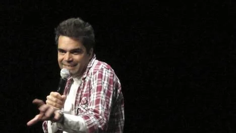 Igenkänning, skruvade episoder och en massa papperslappar återfinns i "Det här var ju tråkigt", David Batras show som på onsdagen kom till Acusticum.