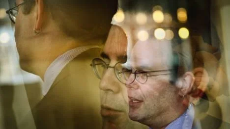 De stora överskotten inom socialförsäkringssystemen sticker i ögonen när villkoren försämras och allt fler utförsäkras ur systemen. Men detta verkar inte störa finansminister Anders Borg någon högre grad.