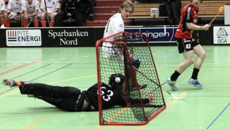 Johan Eklöf klev fram när Wibax Patriots tog full pott i helgens division 1. Han gjorde två mål i båda matcherna och ingick i den framgångsrika Nej-kedjan - tillsammans med Niklas Morén och Elias Nyström. I går vann Wibax P mot topplaget Hudik/Björkberg efter säsongens - och årets - bästa insats.