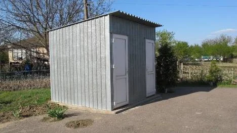 Det kungliga dasset vid kyrkan som använts en gång, med separata ingångar för kung och drottning. Efter kungabesöket  2008 kopplades vattnet bort och har sedan dess stått låst och oanvänt.
