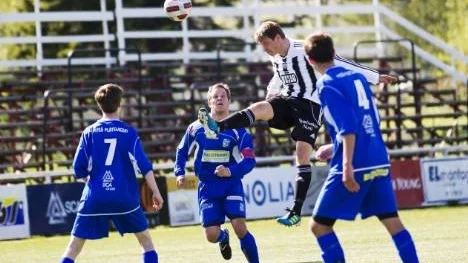 Munksunds Pelle Pettersson vinner luftduellen i kamp med Storfors Anders Bergvall. Och det blev ju svartvit seger till slut också.