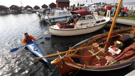 Vackra båtar på rad - och Hansi Gelter som bjöd på uppvisning i sin kajak.