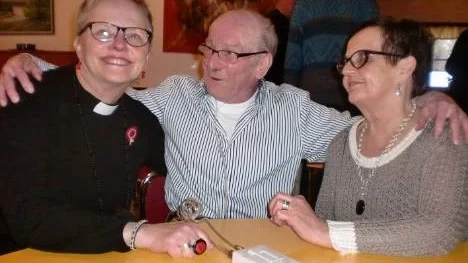 Inger Boman i samspråk med Harry och Gun Sundberg vid våravslutningen för daglediga i Lauker.