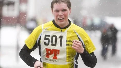 Henrik Öberg sprang i mål som sista löpare när idrottslinjen vann Älvsbun runt. "Det är skönt att det är kallt. Det är inte roligt att springa när det är 25 grader", säger han om vädret.