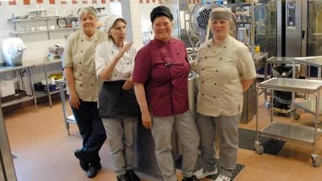 Personalen i Vaukagårdens kök ser med tillförsikt på framtiden. Möjligheterna att laga god ska bli bättre. Fr.v. Agneta Öberg, Ellen Lindahl, Greta Hällgren och Monika Marklund.