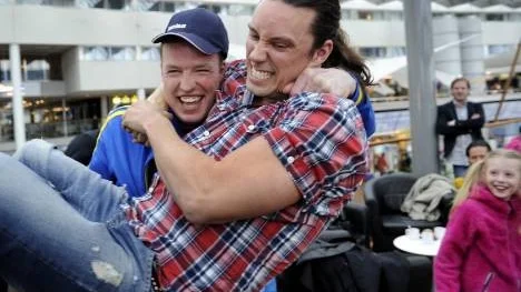 Det ligger en hund begraven någonstans", säger Robert "Robinson-Robban" Andersson som inte tror att det bara blir 12 deltagare i årets "Robinson - revanschen". Här med Leif Svensson.