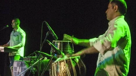 Tablaspelaren Qudrat Talash och keyboardisten Roman Hassas i Mirwais Hamrah music band.
