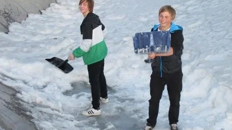 Ett vårtecken gott som något. Linus Olovsson Söderström och Niklas Persson, två Piteågrabbar som vill ge vårsolen en liten hjälp på traven. Allt för att få den anlagda bowlanläggningen intill Busstationen i Piteå åkduglig så snabbt som möjligt.