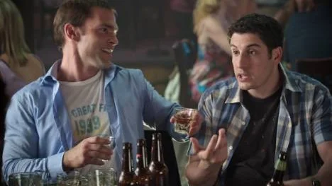Stifler (Seann William Scott) och Jim (Jason Biggs) dricker shots och pratar sex.