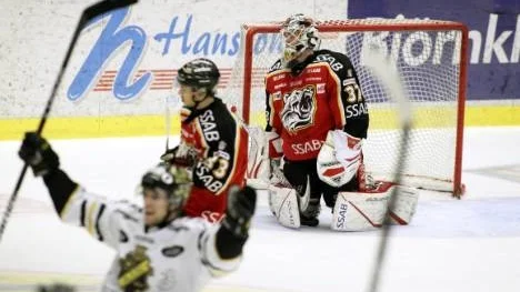Det blev en mörk onsdagkväll för Luleå. Målvakten Johan Gustafsson fick släppa tre AIK-puckar förbi sig. Nu ligger Luleå under med 1-2 i matcher.