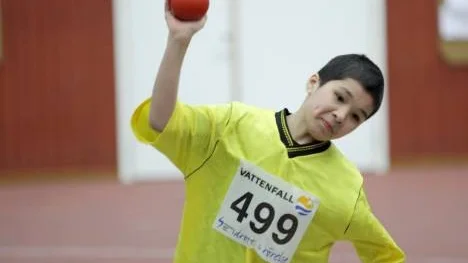 Ali Reza Ghorbani från Ringelskolan i Arvidsjaur stöter kula.
