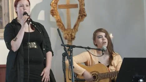 Sofia Brännare, till vänster, och Emelie Ainasoja sjöng Only You, Yazoos hitlåt från 1982. Emelie Ainasoja framförde under kvällskonserten också några av sina egna låtar.