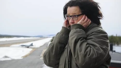 Ett Jas 39 Gripen taxar ut på banan och ljudnivåerna är oerhörda. Det är inte acceptabelt att en människa ska jobba i sådana decibelljud, säger skyddsombudet Inga-Lill Göras-Söderberg.