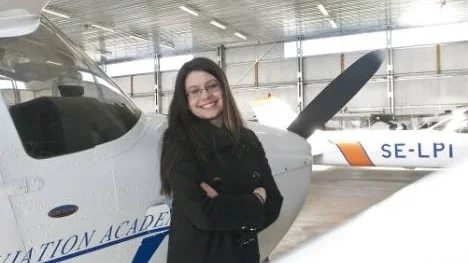 Riksdagsledamoten Heléna Lindahl (C) besökte på fredagen Arvidsjaurs flygplats och fick bland annat information om flygskoleverksamheten, både den nuvarande i gymnasieskolan och den framtida pilotutbildning i yrkeshögskolan som Arvidsjaur hoppas kunna etablera på flygplatsen.