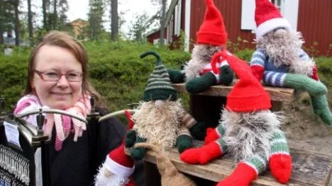 Kattis Bäckström sålde tomtar trots att det är sju månader till jul.