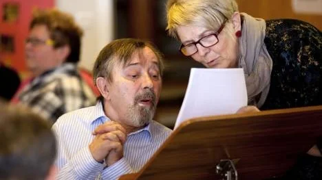Deltagaren Bror Markinhuhta och Ingrid Wallon, som arbetat ideellt för Klubbträffen sedan starten 2007, sjöng en sista gång tillsammans.