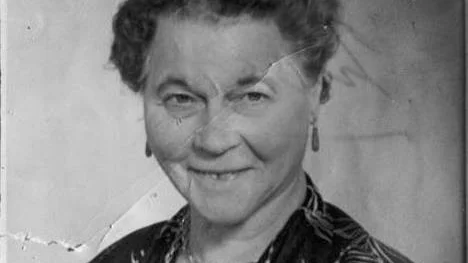 Mormor Syrene skulle berätta sitt livsöde och hur det kunde gestalta sig för en frånskild kvinna i början av förra seklet.