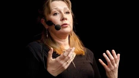 Emma Tranströmer bor i Uppsala, åtta mil från Stockholm där hennes pappa bor. "Det var inte jag som fick Nobelpriset, men jag har inte haft något normalt liv sedan pappa fick det" sa hon.