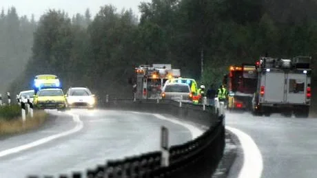 SVÅR OLYCKA. Två personer skadades, varav en svårt vid måndagens olycka i höjd med Rutvik.  Foto: SARA MORTIZ
