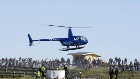 FRÅN SKYN. Kommunalrådet Robert Forsberg anlände med helikopter för att förrätta invigningen av årets Rallycross-SM. Foto: JOSEFIN WIKLUND