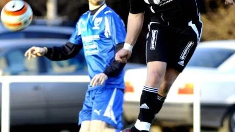 Äntligen. Lillpites Mikael Sandström frälste laget med att göra föreningens första division IV-mål på 41 år. Målet räckte inte till poäng mot Andreas Forsgrens Arvidsjaur - men gav en hel del självförtroende inför framtiden. Foto: EIJA DUNDER
