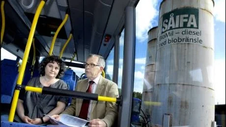 GRÖNRÖD BUDGET. Miljöpartiets Annika Eriksson kliver på sosse-bussen med Karl Petersen. Den gemensamma budgeten innebär bland annat satsningar på lokaltrafiken.