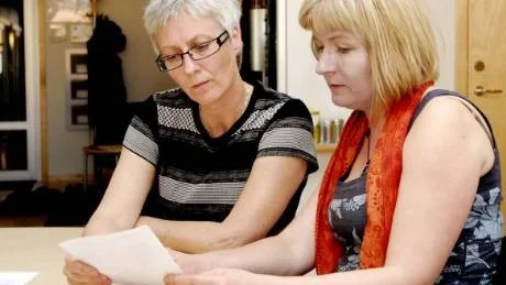 SER INTE BRA UT. Ingrid Wallgren och Lisa Karlsson Lindström försöker komma tillrätta med vad som egentligen överenskommits i det nya avtalet. Ingen av dem är glada, annat än möjligtvis över det stora stöd som konflikten fått av allmänheten.