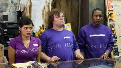 Do It Yourself. Jack Black, i mitten, avmagnetiserar videobutikens alla filmer men kommer tillsammans med sina kolleger på ett sätt att ändå ge kunderna vad de vill ha. Scen ur filmen Be kind rewind.