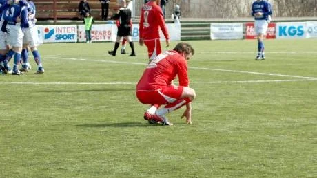 FF DEPPAR. Målskytten Hans Laaksonen och Kiruna FF deppar efter den försmädliga förlusten i jumbofinalen. FOTO: KENNETH JOHANSSON