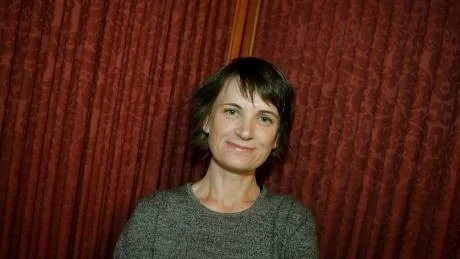 INTRESSE. "Det enda som kan få mig att fortsätta är att skriva om det som intresserar mig. Det behöver inte vara fantastiska mästerverk som Krig och fred, men det ska handla om viktiga saker och vara värt de träd som huggs ner för att göra papperet de trycks på", säger Sonya Hartnett.Foto: Mats Andersson/Scanpix