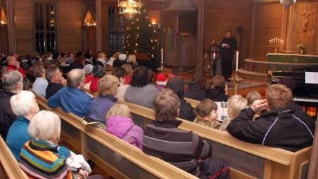 FULLSATT. Kyrkan fylldes av Edeforsare som fick höra mycket om hoten mot skolan och vårdcentralen.