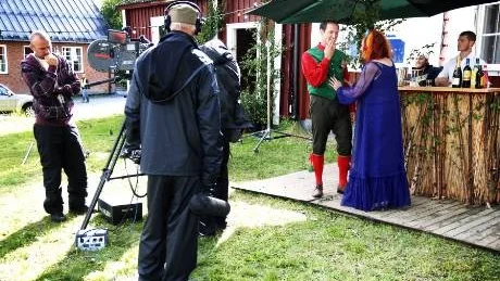 TYSTNAD TAGNING. Claire Wikholm och Robin Stegmar som Gun Backlund och sonen Johan mitt i en scen i Vi hade i alla fall tur med vädret - igen, som spelas in vid Margaretas värdshus i Kyrkbyn nu i dagarna.