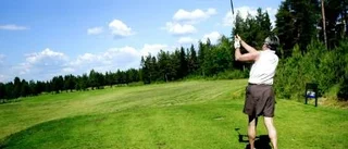 Golf bland gröna kullar