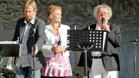 HASSE OCH TAGE. Kicki Enqvist och Claes Jansson sjunger bedårande sommarvals i scenljuset av solen.