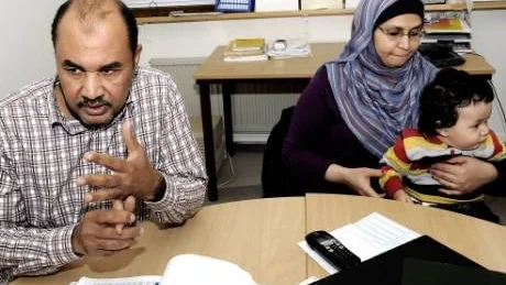MÅNGA INTRESSEANMÄLNINGAR. Grundaren tillika rektor för friskolan Alnour international school, Mohammed Gabra, visar på en pärm full med intresseanmälningar. "Personuppgifterna är inte tagna ur luften", säger han. Bredvid, Nagwa Mohamed och Josef Gabra. Foto: