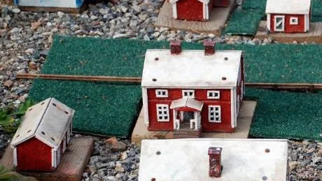 nedlagd skola. Skolan som lades ner 1996 med lärarbostaden bakom. Och till vänster det vita huset med blå knutar och fönster där radiojournalisten Ulla Öhman växte upp.