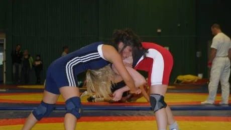 TUFF KAMP. Ayda Delen, i blått, kämpade mot Linnea Blom, i rött, när Olles minnesträff avgjordes i helgen. Foto: JON JOHANSSON