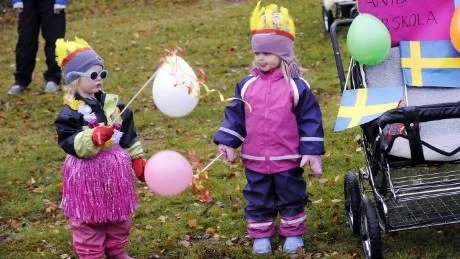 SAMBATJEJER. Till vänster Kajsa Edelbro två år hade fin bastkjol på och kompisen Wilma Larsson 3 år var lite indianinspirerad klädsel. Töserna går på Antbergets förskola.