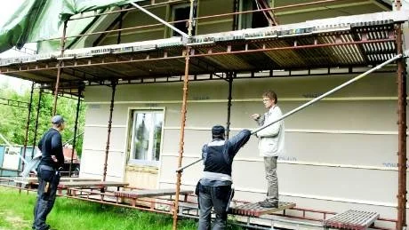 TOTALRENOVERING. Väggpaneler monteras ner och väggarna fylls med gipsplattor för att bullersanera fastigheterna i Gäddvik.