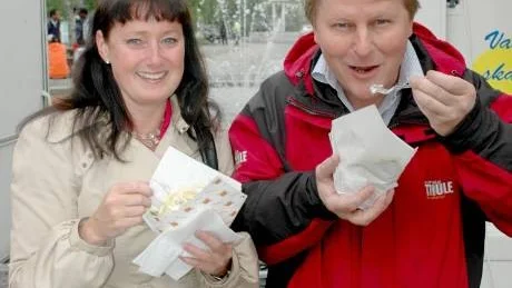 FIRAR FÖRSTA SEMESTERDAGEN. Marie-Louise Sandberg och Jan Johansson firar ledigheten med en souvaskebab. "Perfekt med marknad nu när det är första dagen på semestern."