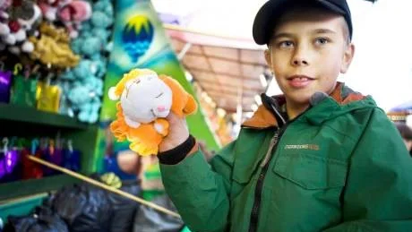 Vinst. Oskar Wanhantalo från Kiruna vann en gosebjörn i fiskedammen.