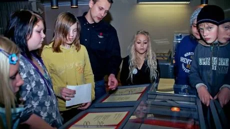 MINIMUSEUM. Norrbottens museum har flyttat till Haparanda i form av minimuseum. Ulf Renlund guidar sjundeklassare från  Haparanda. FOTO: GÖRAN LAHTI