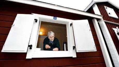 E-POSTBERÖM. "Jättefint", "gulligt", "toppen", tycker folk om de nya små husen på Köpmantorget, berättar Lennart Berg.