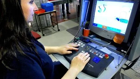 HAR LÄRT SIG. Elisabeth Alström jobbar med säkerhetskontroller på Luleå flygplats. Väskor, jackor och medhavda föremål röntgas när de passerar på transportbandet.