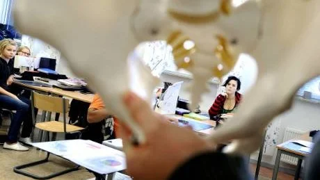 STYRKA. En vältränad rygg ger en bra hållning och bättre hälsa. Här håller kiropraktor Cecilia Bergström en liten anatomisk lektion i klass 8b på Nya läroverket.