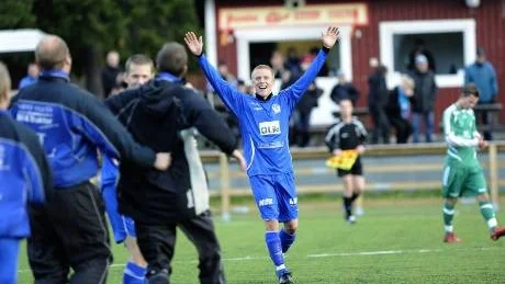 klart. Leo Österberg och hans lagkamrater jublar när det står klart att Alvik vinner mot Assi.Foto: Roland S Lundström